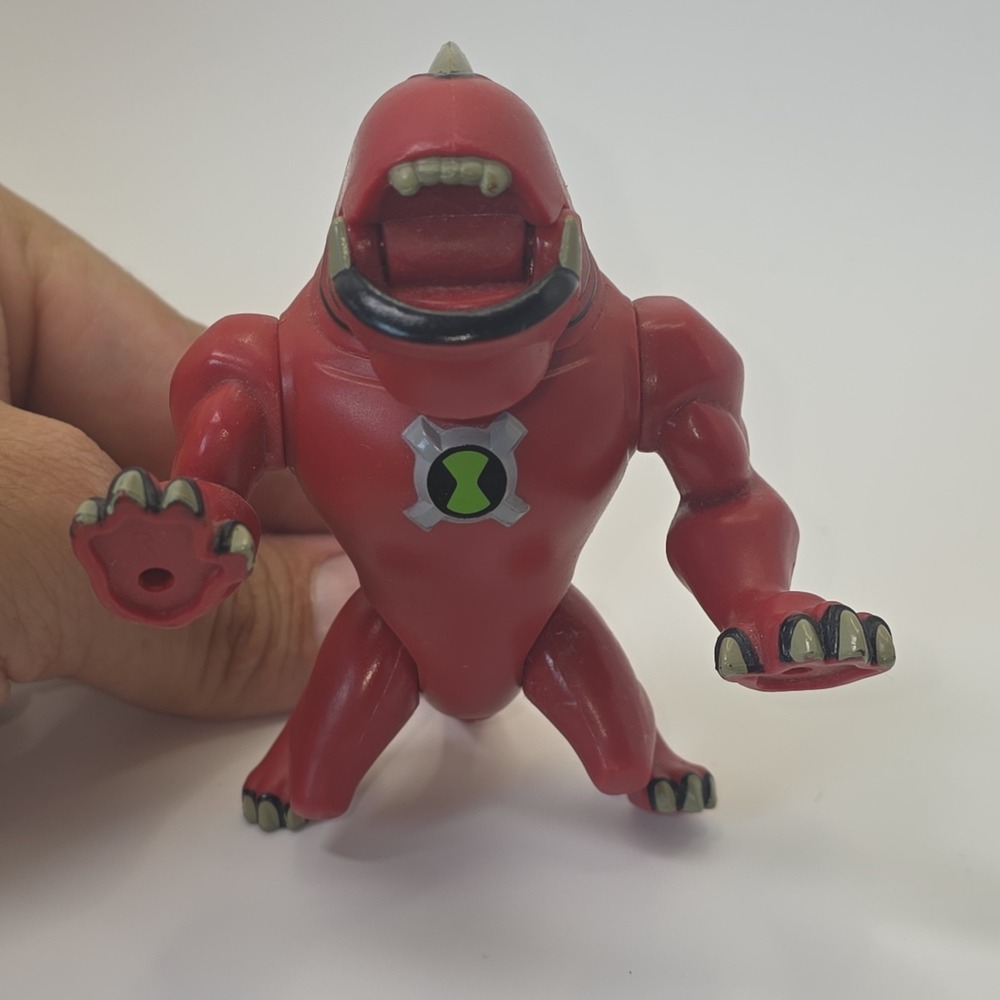 Ben 10 Ultimate Alien Ultimate Wildmutt Red Action Figure Bandai 2326